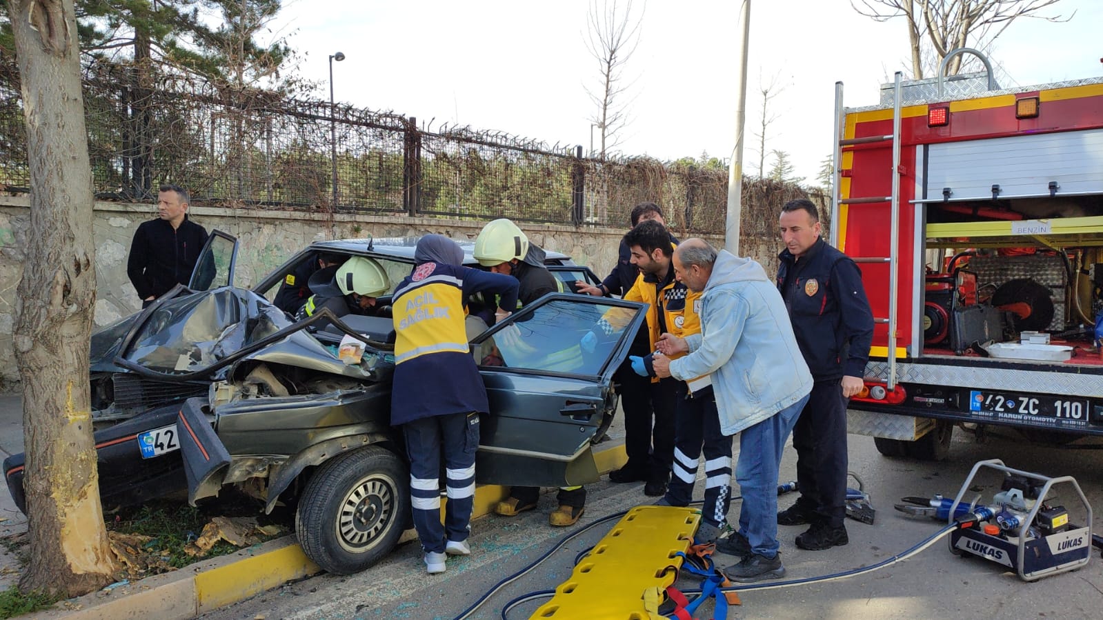 Konya'da kazada otomobilde sıkışan sürücüyü itfaiye ekipleri çıkardı