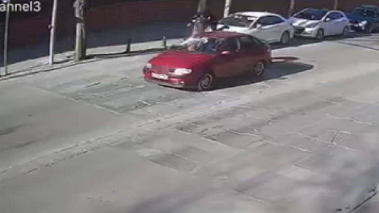 Yola fırlayan yayaya otomobil çarptı, o anlar kameraya yansıdı