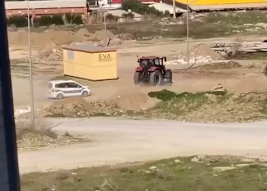 Ehliyetsiz traktör sürücüsü polisten kaçamadı (TIKLA&İZLE)