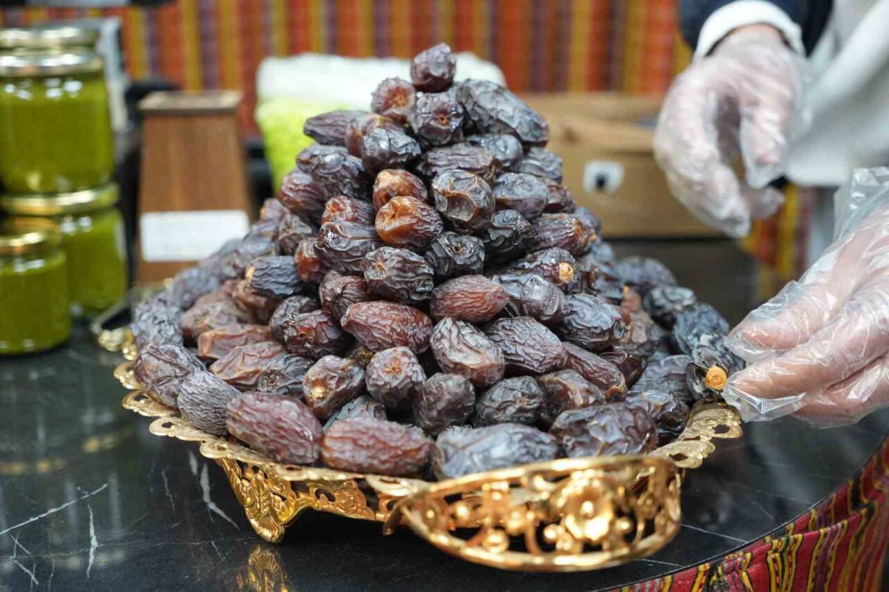 Ramazan ayının vazgeçilmezi hurma tezgaha indi