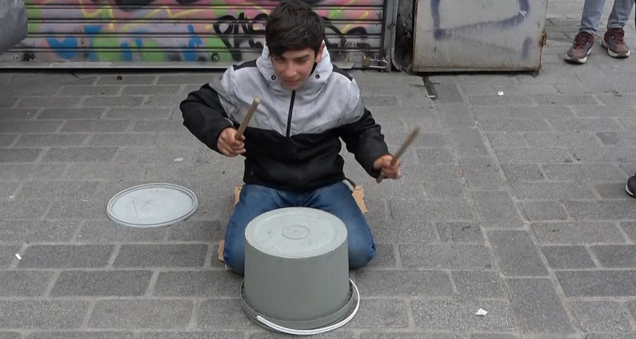 Küçük müzisyen Beyoğlunu salladı: Yoğurt kabıyla bateri şovu