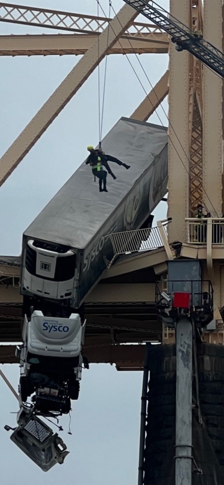 Köprü bariyerlerine çarpan kamyon havada kaldı