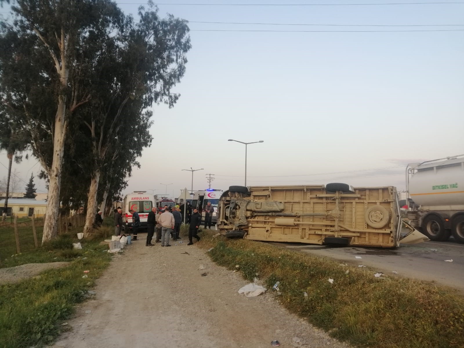 Mersin'de feci kaza: Kamyonet ile minibüs çarpıştı! 6 yaralı