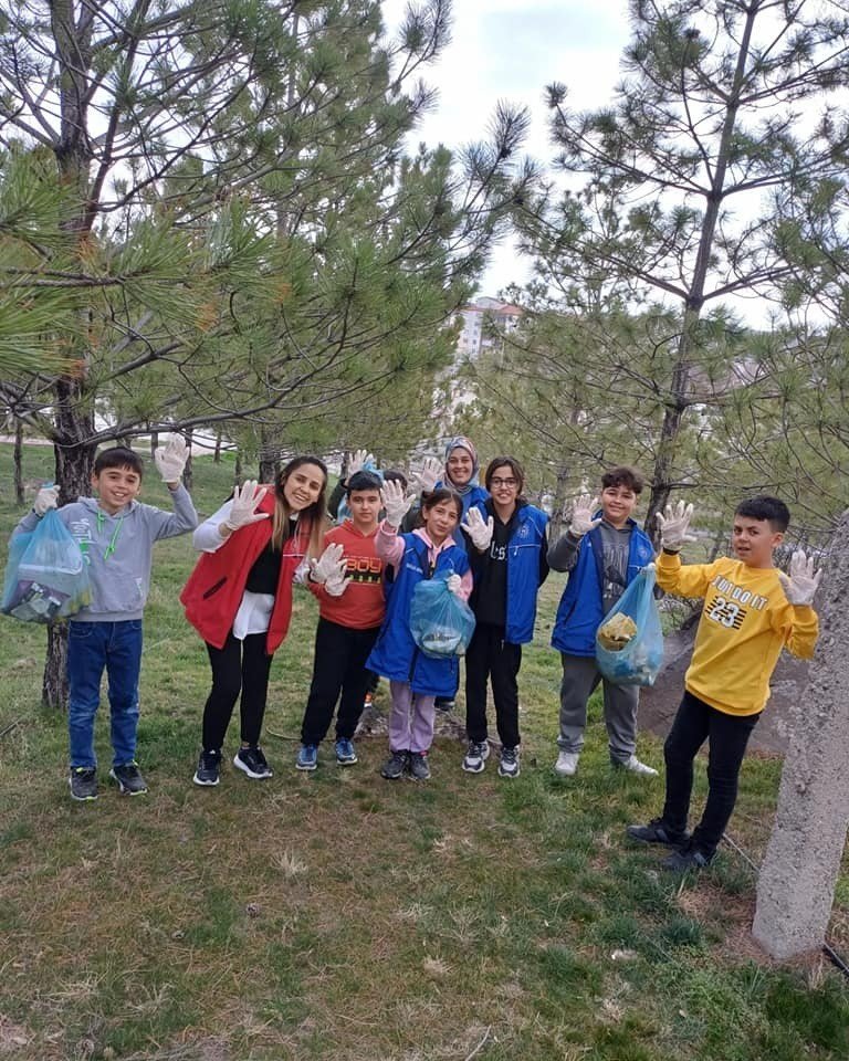 Konya’da gençlik merkezi gönüllüleri çevre temizliği yaptı
