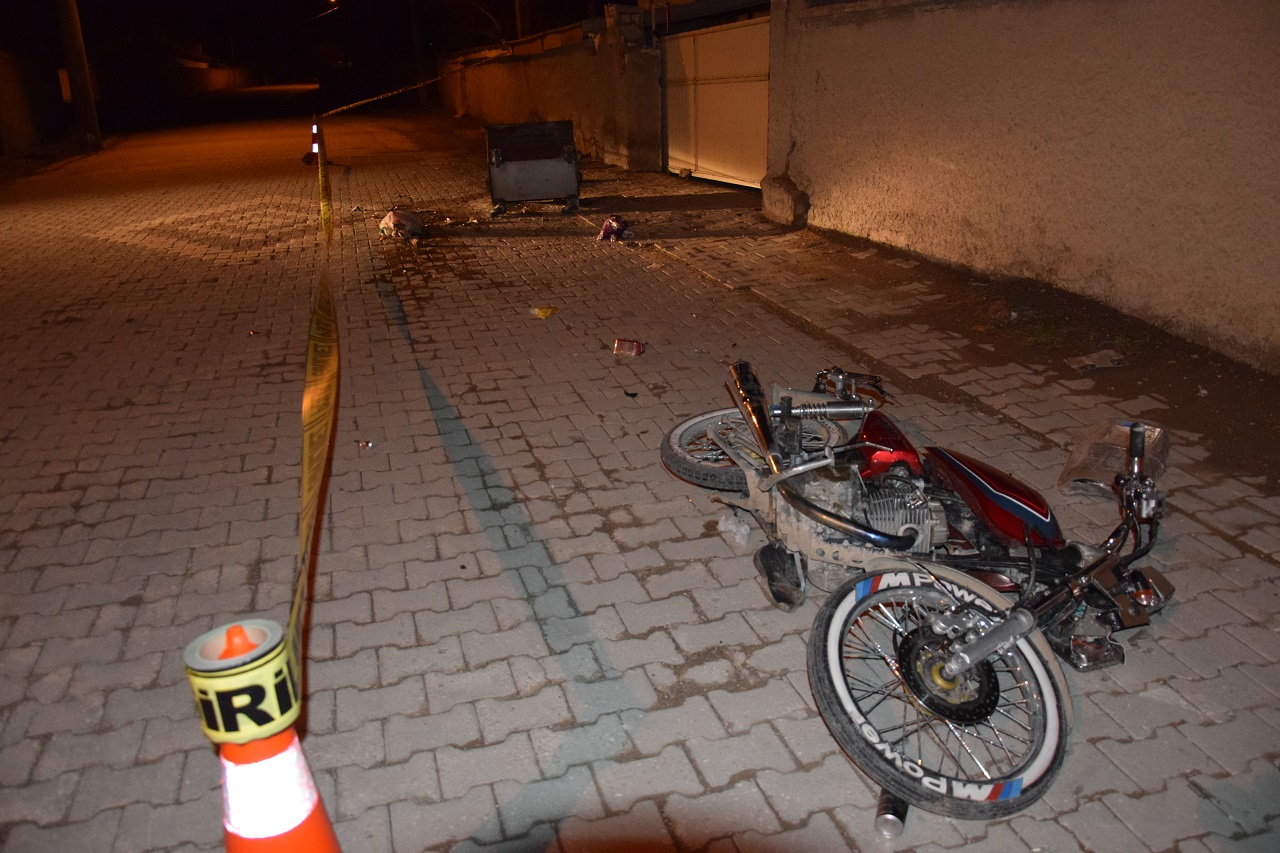 Konya'da kaza! Motosiklet çöp konteynerine çarptı: 2 yaralı