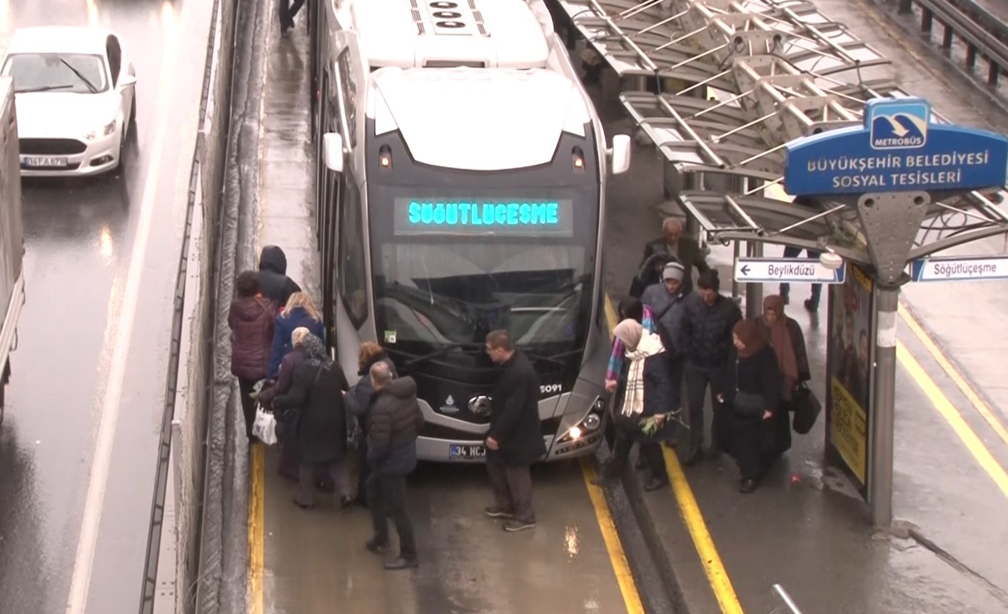 İstanbul'da iki metrobüs çarpıştı: Yaralılar var