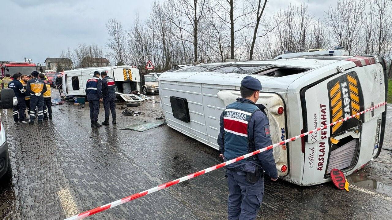 İki işçi servisi çarpıştı: 1 ölü, 29 yaralı