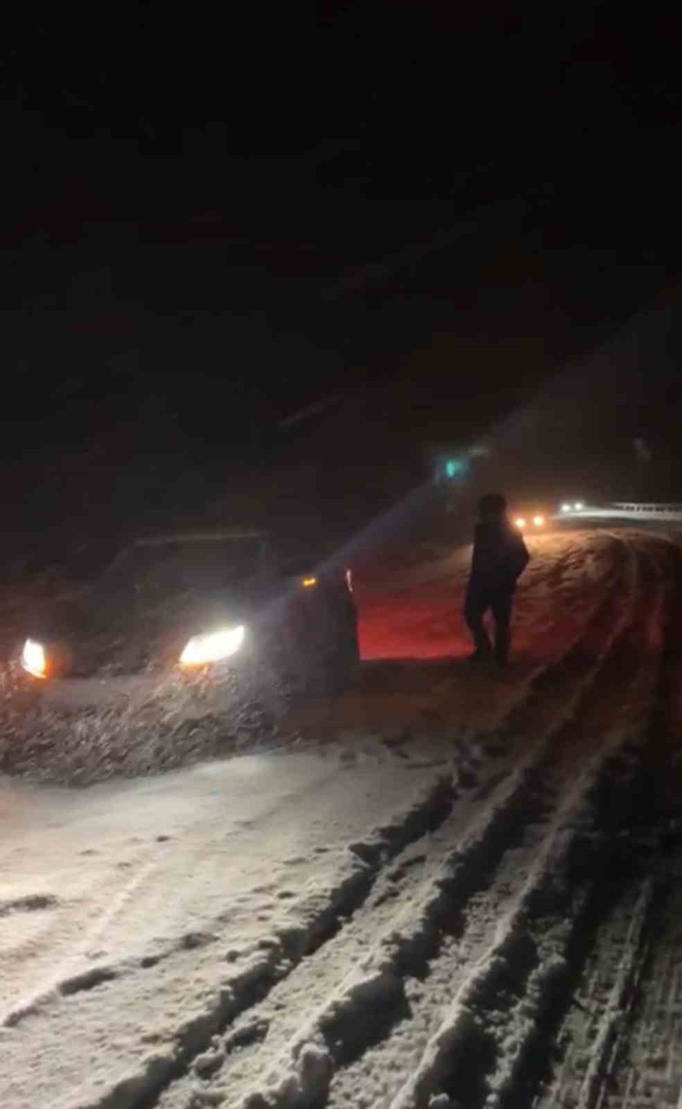 Bitlis’te yoğun kar yağışı nedeniyle araçlar mahsur kaldı