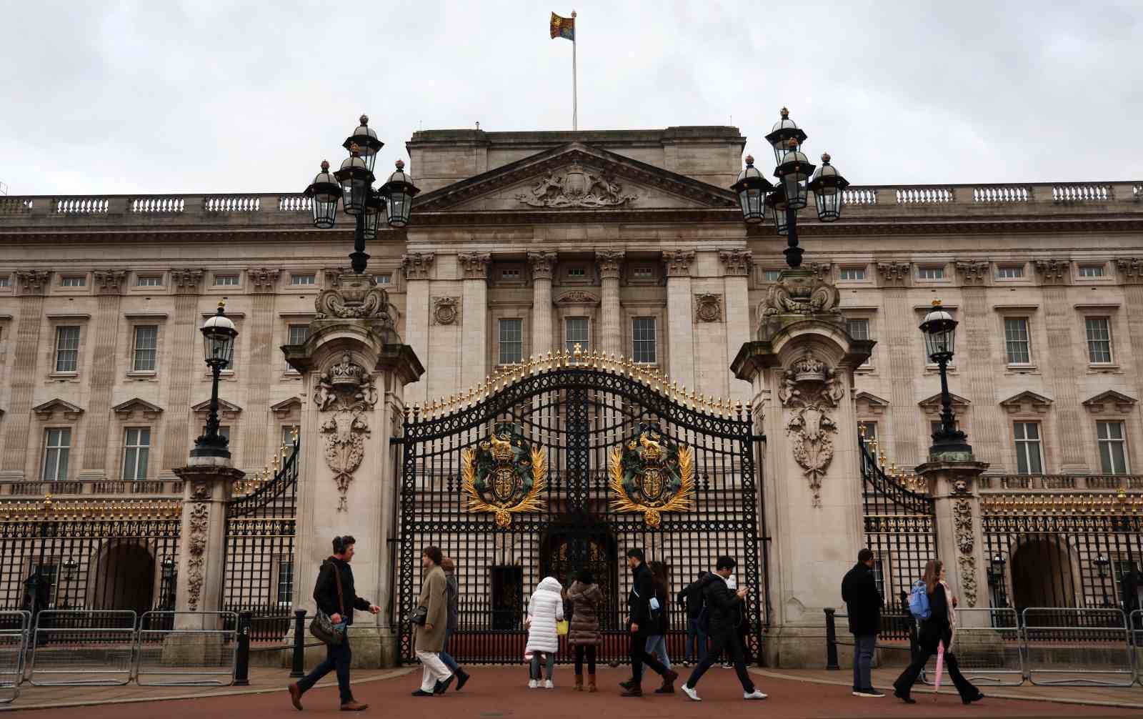 Acemi İngiliz Buckingham Sarayı’nın kapısına araçla çarptı