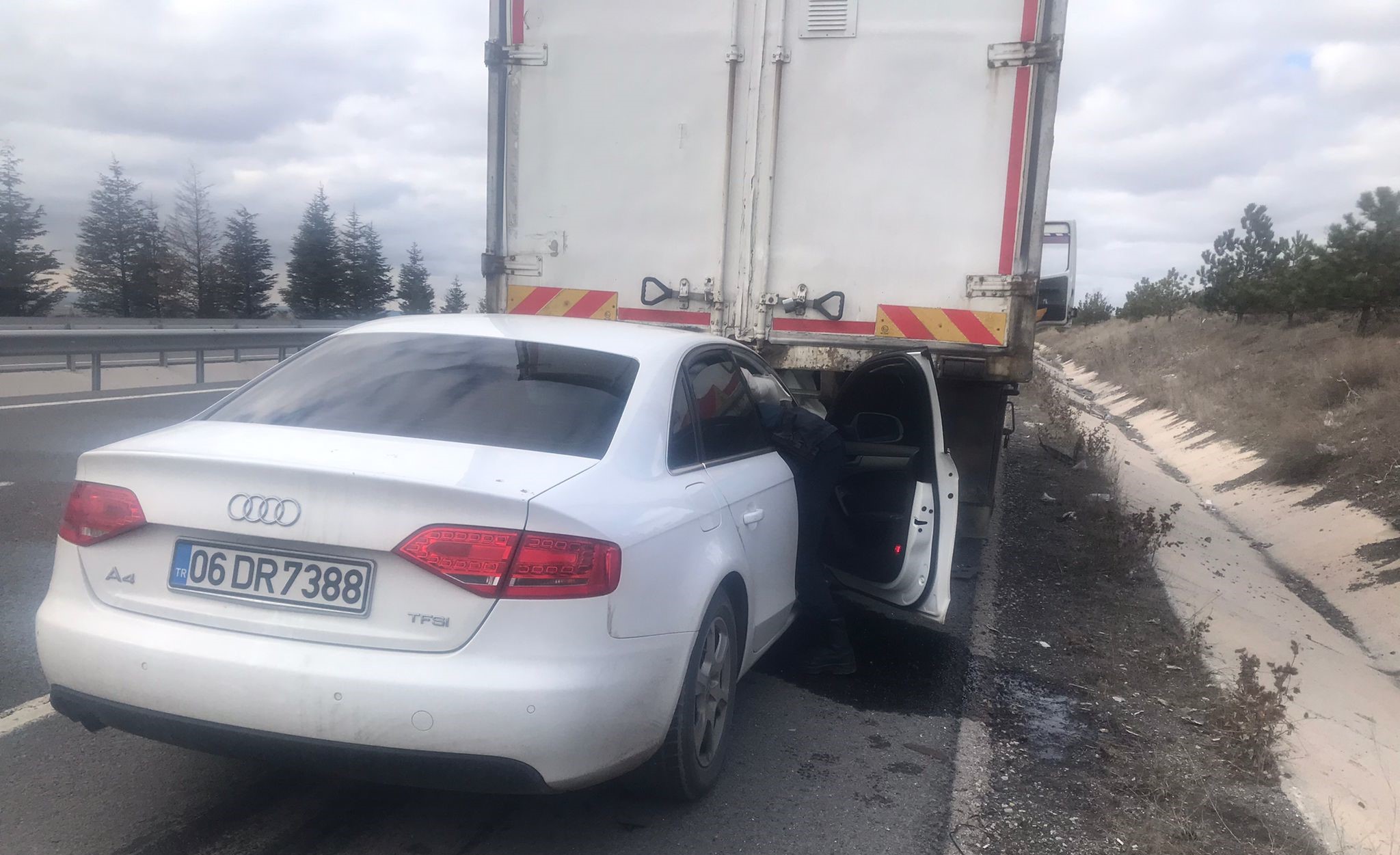 Konya'da kaza: Otomobil kamyona arkadan çarptı