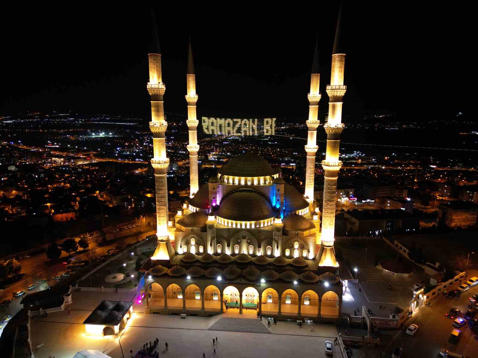 Abdülhamit Han Camii, Ramazan’da görenleri mest ediyor