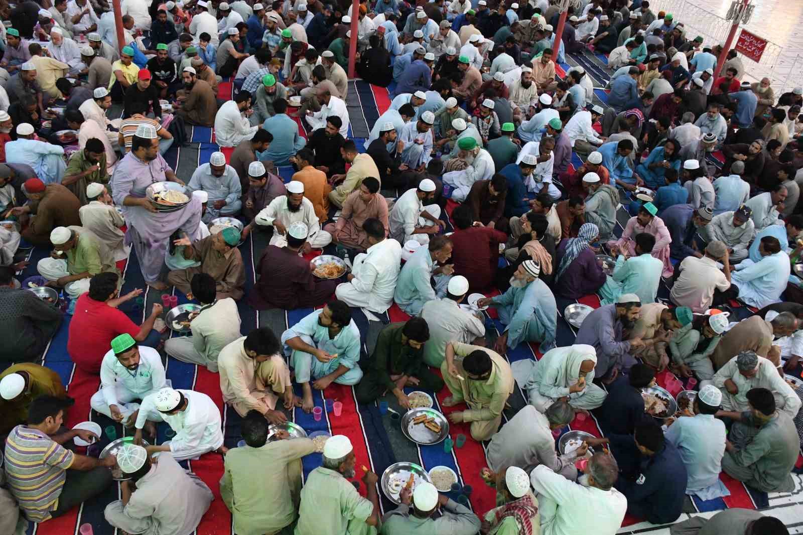 Pakistan’da ilk iftar yapıldı