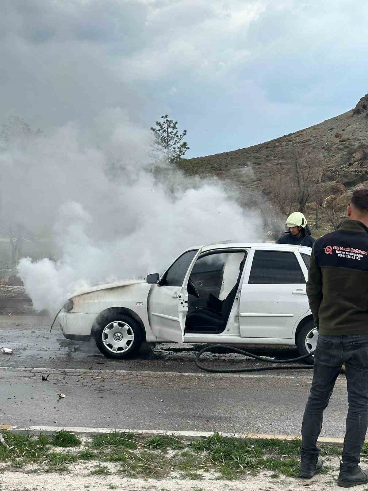 Konya'da hareket halindeki otomobil trafikte alev alev yandı