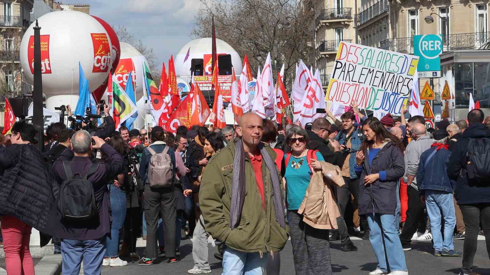 Fransa’da kamu çalışanları zam talebiyle greve gitti