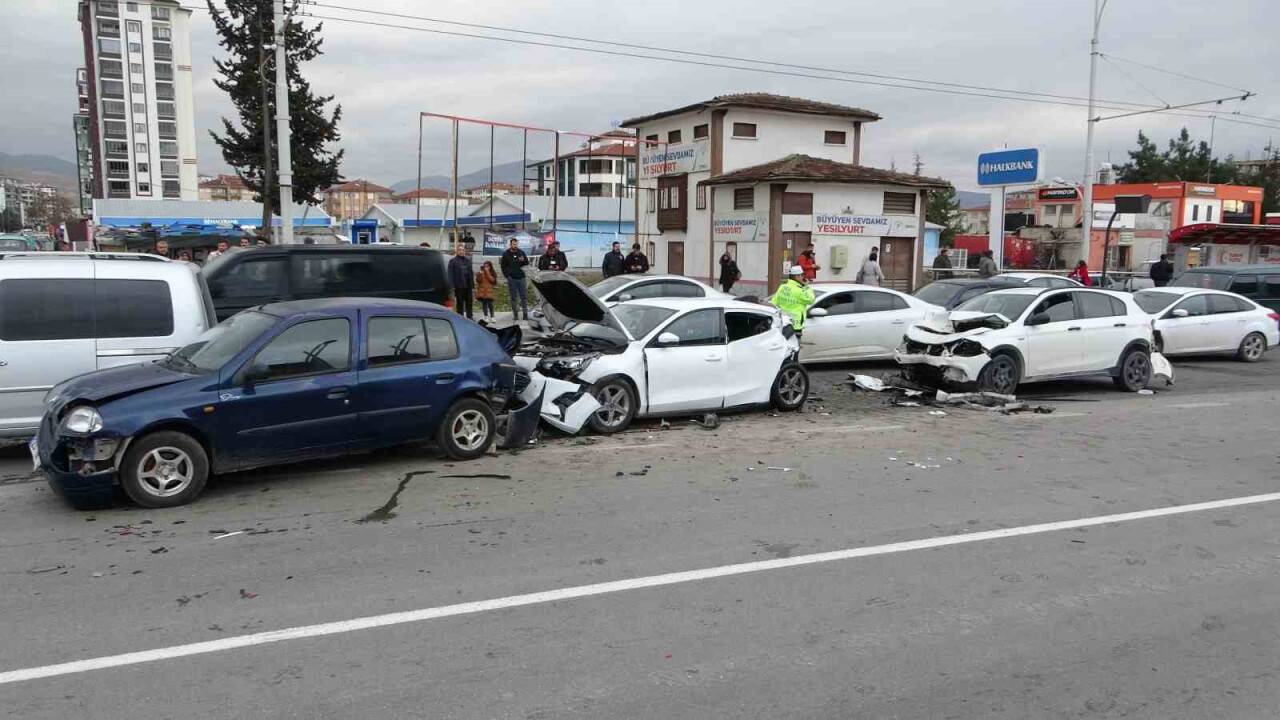 Zincirleme kazada ortalık savaş alanına döndü: 1’i ağır 5 yaralı