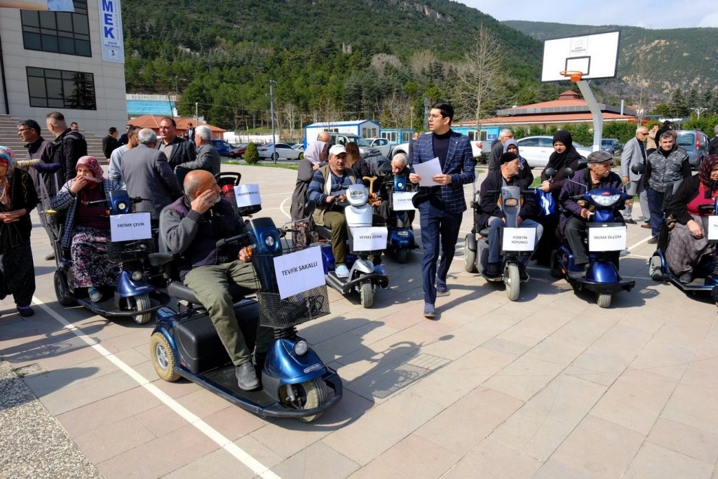 Konya’da engelli vatandaşlara akülü araç desteği