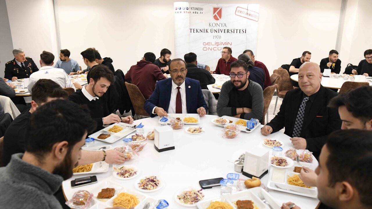 Konya Teknik Üniversitesi (KTÜN)’nde, öğrencilerle ile iftar yemeği