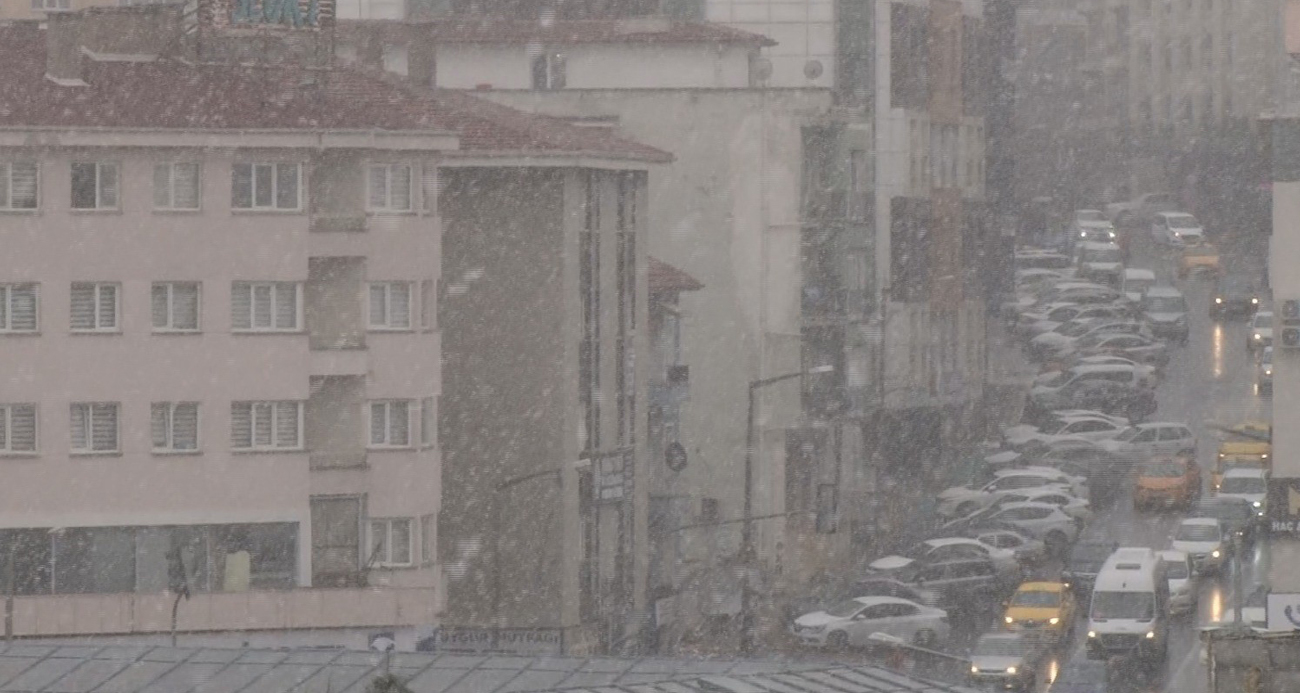 Sabah başlayan kar Ankara'da etkili oldu