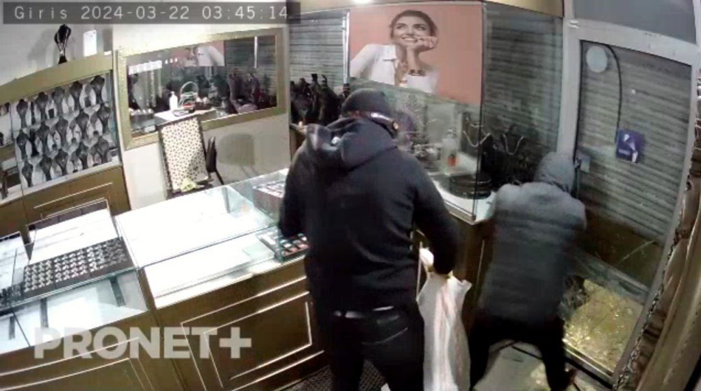 İstanbul'da 3 dakika içinde kuyumcudan 15 milyon lira değerinde altın çalan hırsızlar kamerada