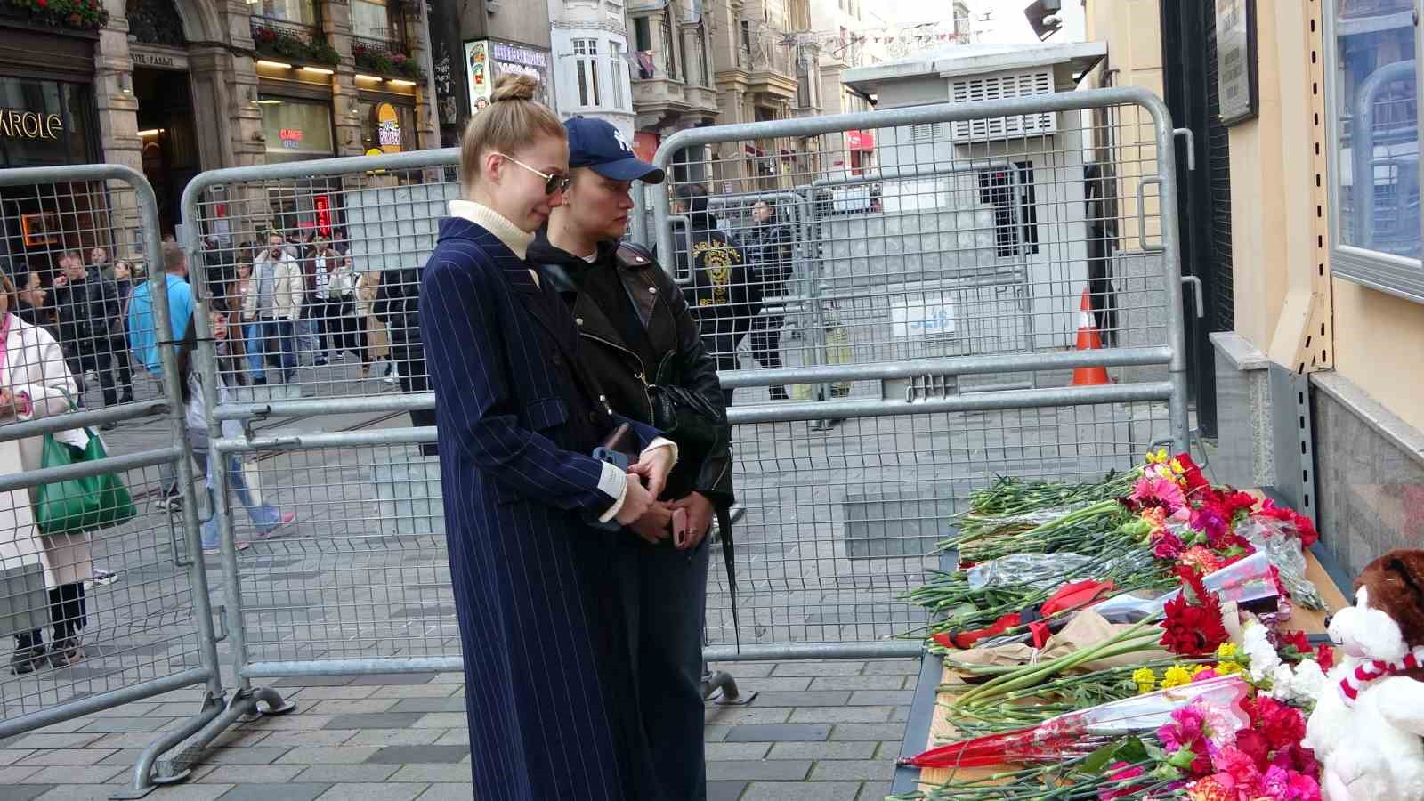 İstanbul’daki Rus vatandaşlar konsolosluk binası önüne çiçek bıraktı
