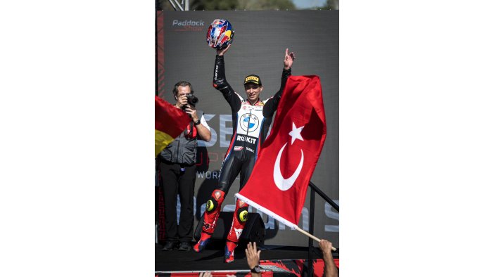 Toprak Razgatlıoğlu, BMW ile ilk zaferini elde etti