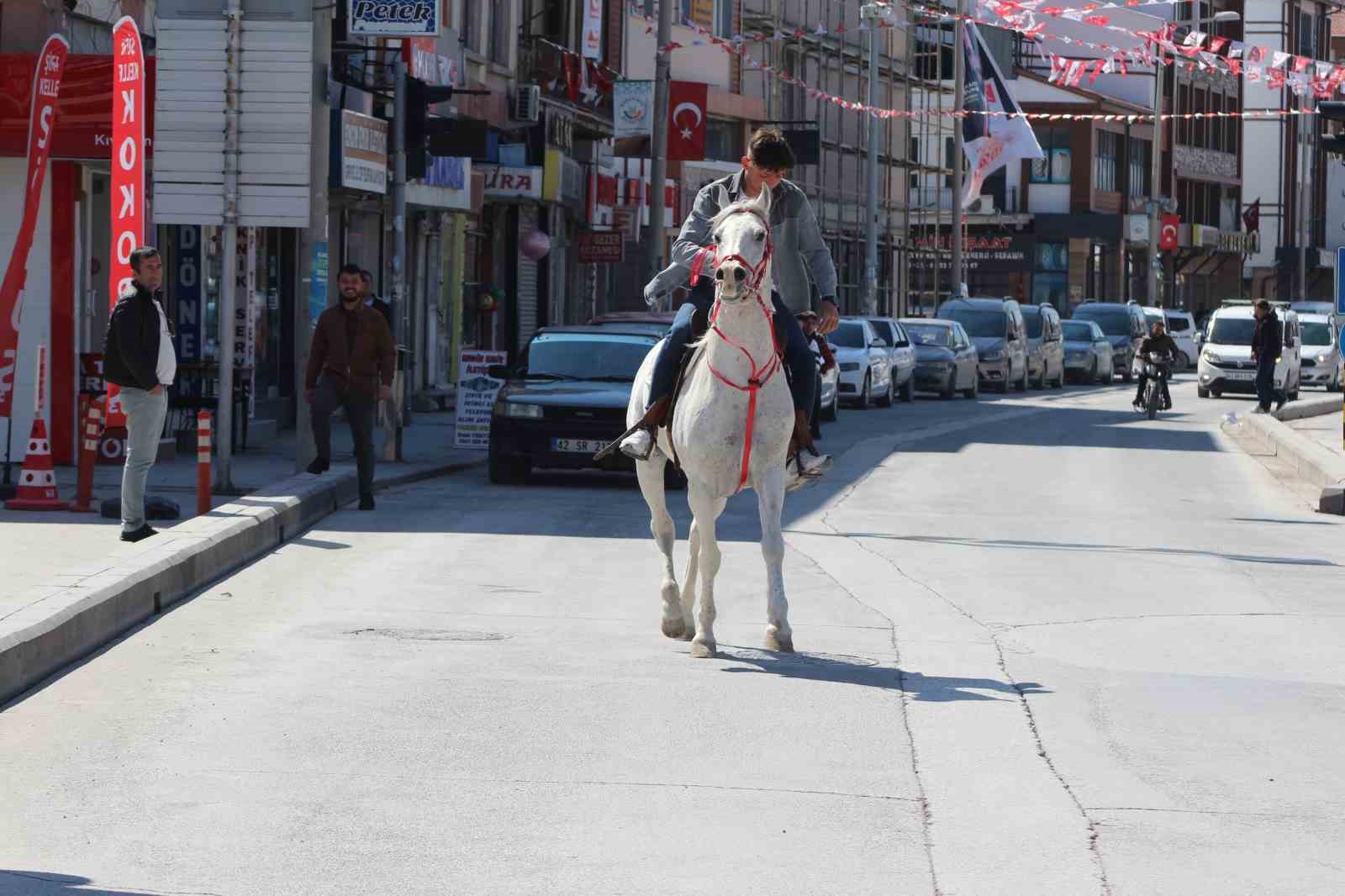 Karapınar'da  caddede atla gezintiye çıktı