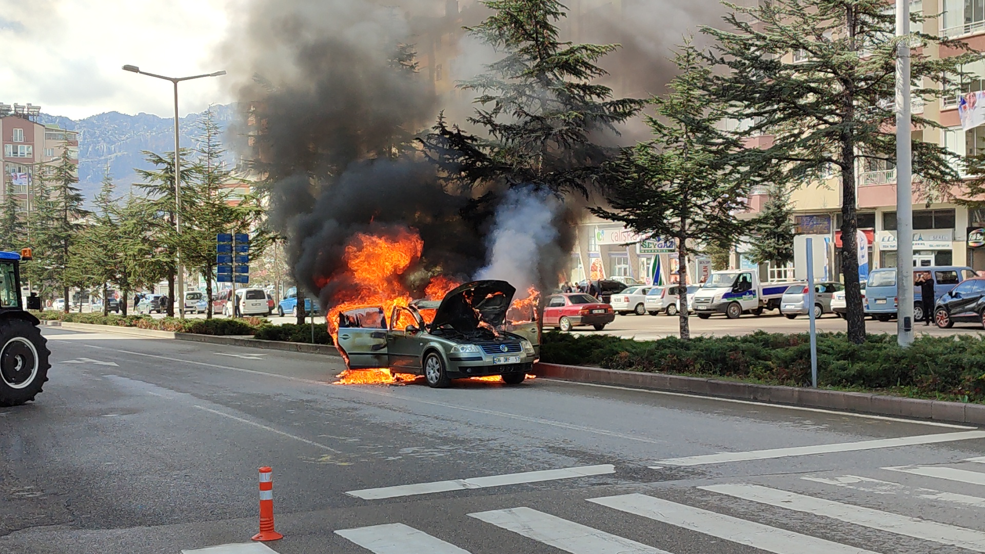 Konya'da trafikte ilerleyen araç alev alev yandı