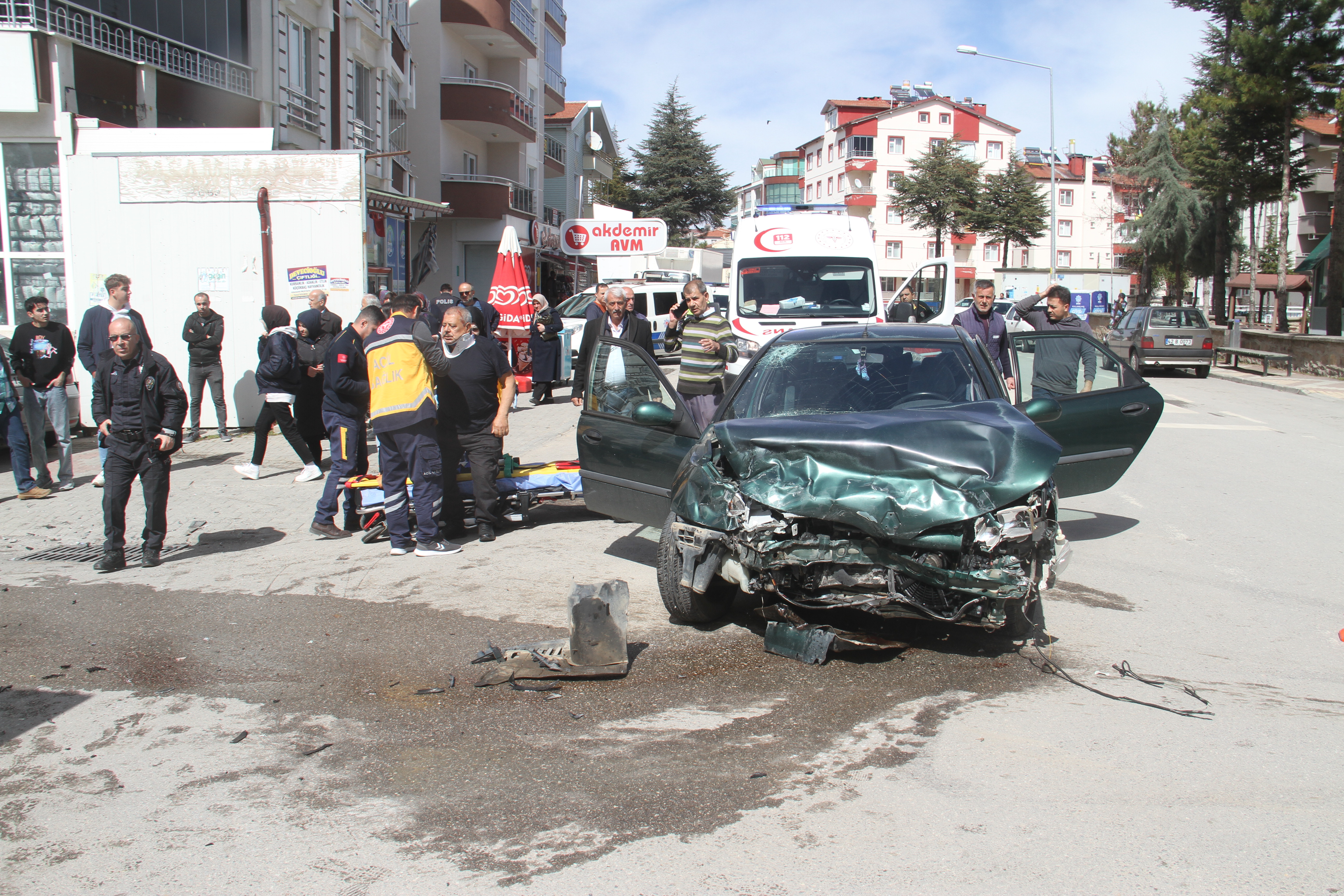 Beyşehir'de otomobiller çarpıştı: Yaralılar var