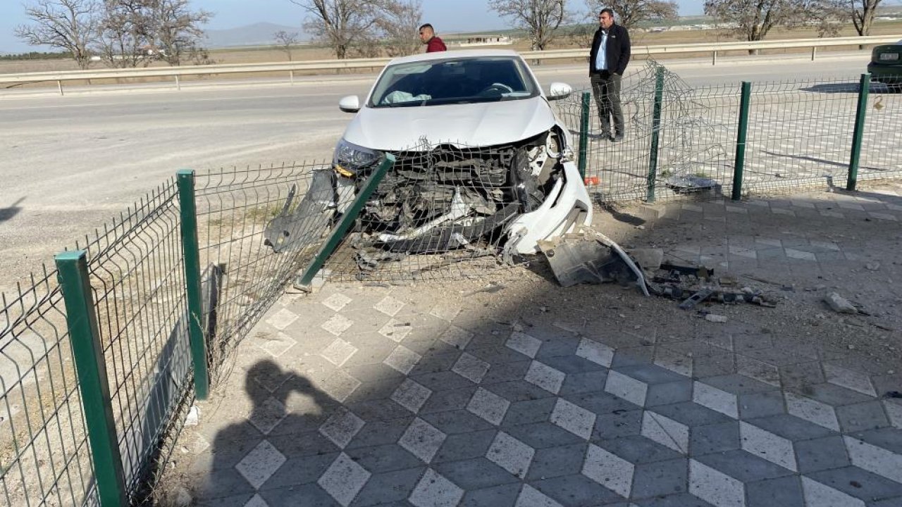 Konya'da otomobil demir çitlere çarptı! Yaralılar var