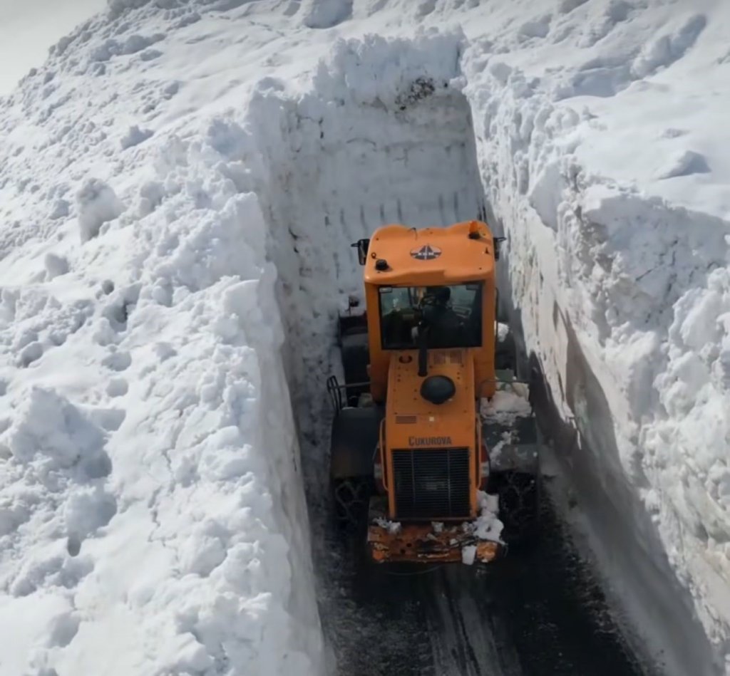 Uludere'de karla kaplanan yollar açılıyor!