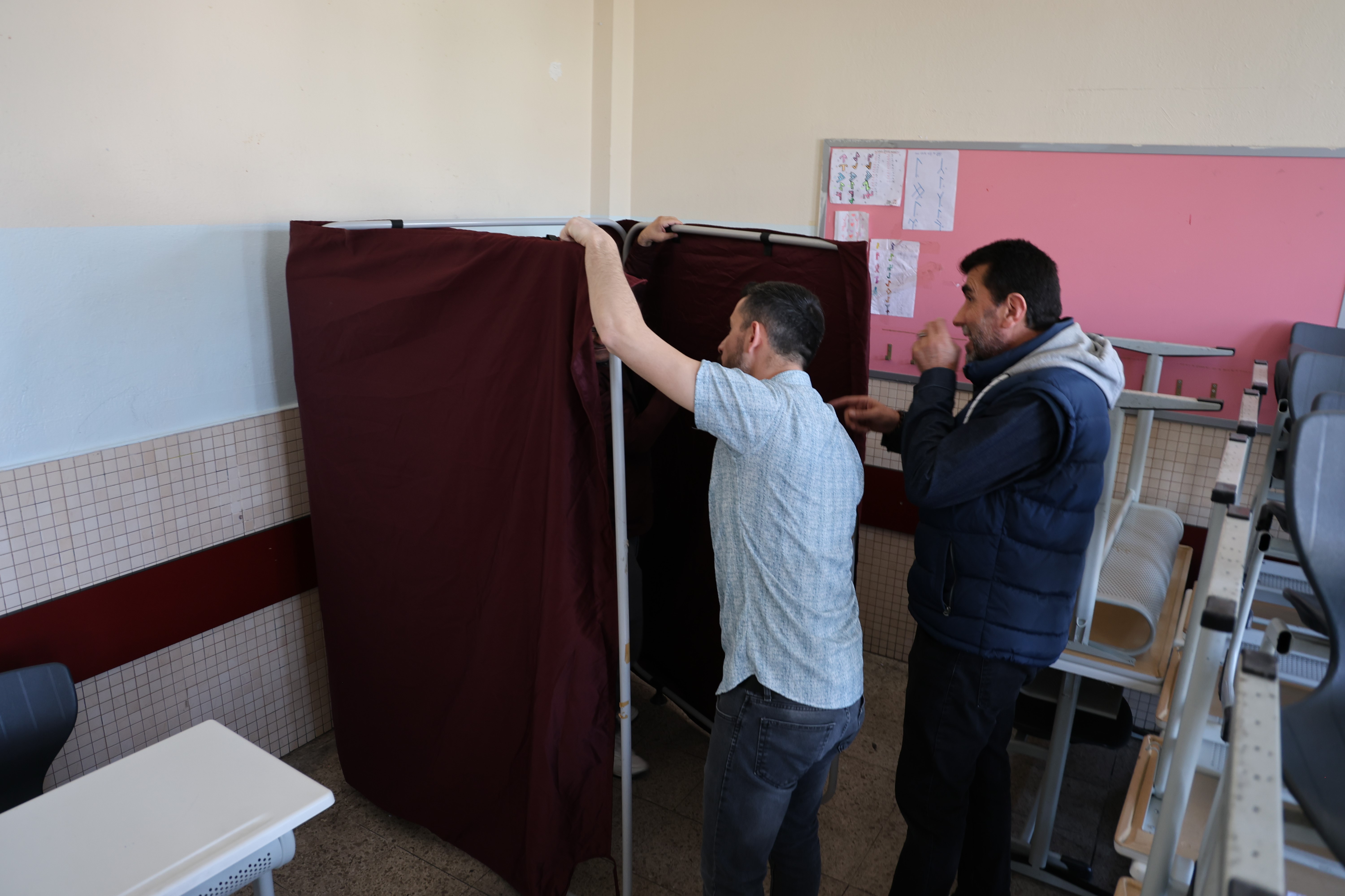 Konya seçime hazır sandıklar okullara yerleştirildi