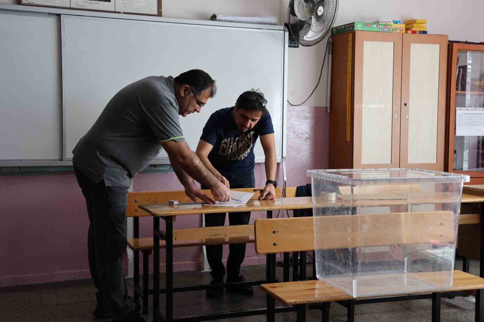 İzmir’de seçim sandıkları kuruluyor