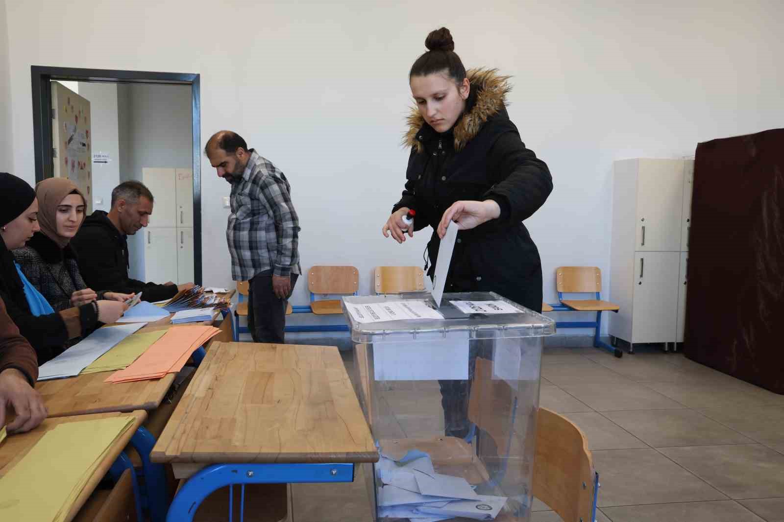 Elazığ’da oy kullanma işlemleri başladı