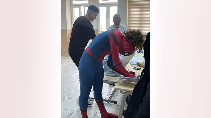 Oy kullanmaya spiderman kıyafetiyle gitti