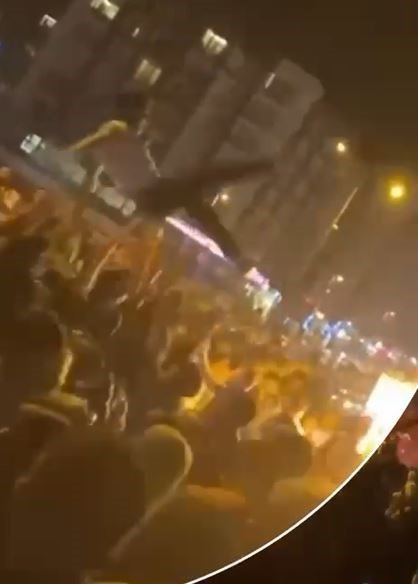 İstanbul'da seçim kutlamasında arkadaşını havaya attılar tutamadılar (TIKLA&İZLE)