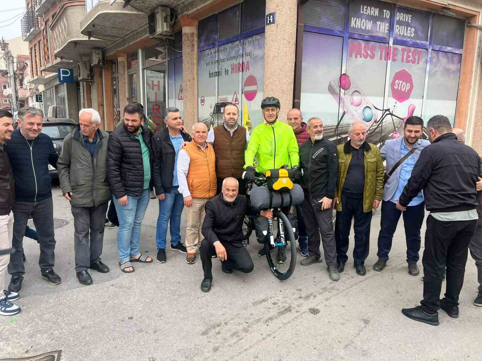 Hacca gitme için Kuzey Makedonya’dan bisikletle yola çıktılar