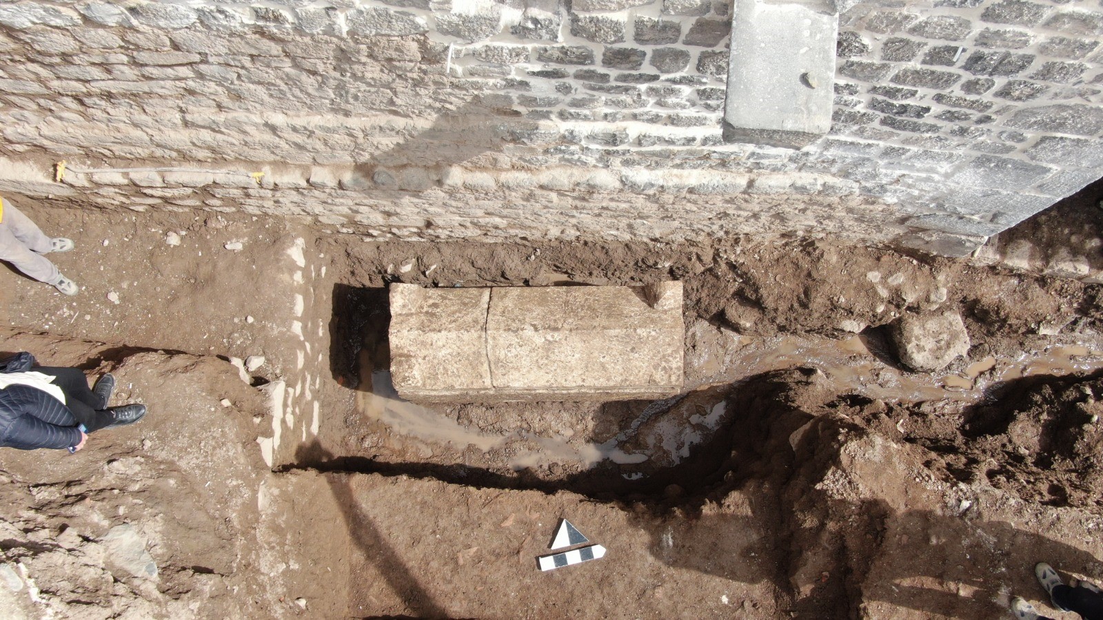 Diyarbakır'da üzerinde "Malta Haçı" bulunan Roma dönemine ait lahit bulundu