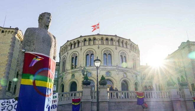 Norveç parlamento binası bomba tehdidi aldı