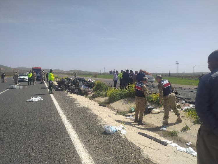 Şanlıurfa'da korkunç kaza: Kamyon polis aracına çarptı 1'i polis 4 ölü