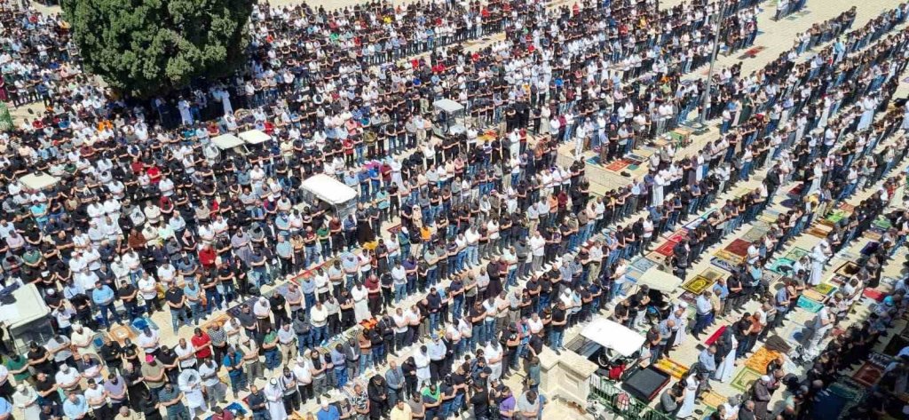 Binler Ramazan ayının son cumasında Müslüman Mescid-i Aksa’da saf tuttu