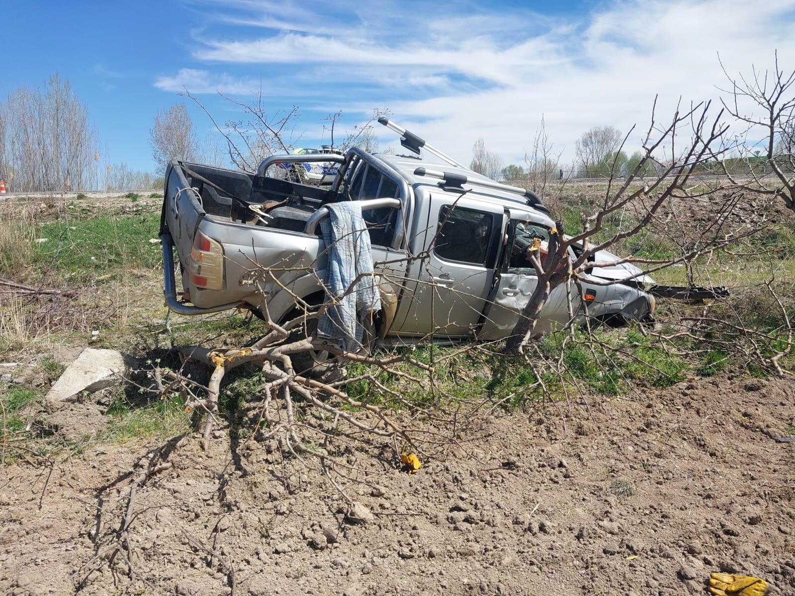 Beyşehir'de kamyonet devrildi, sürücü yaralandı