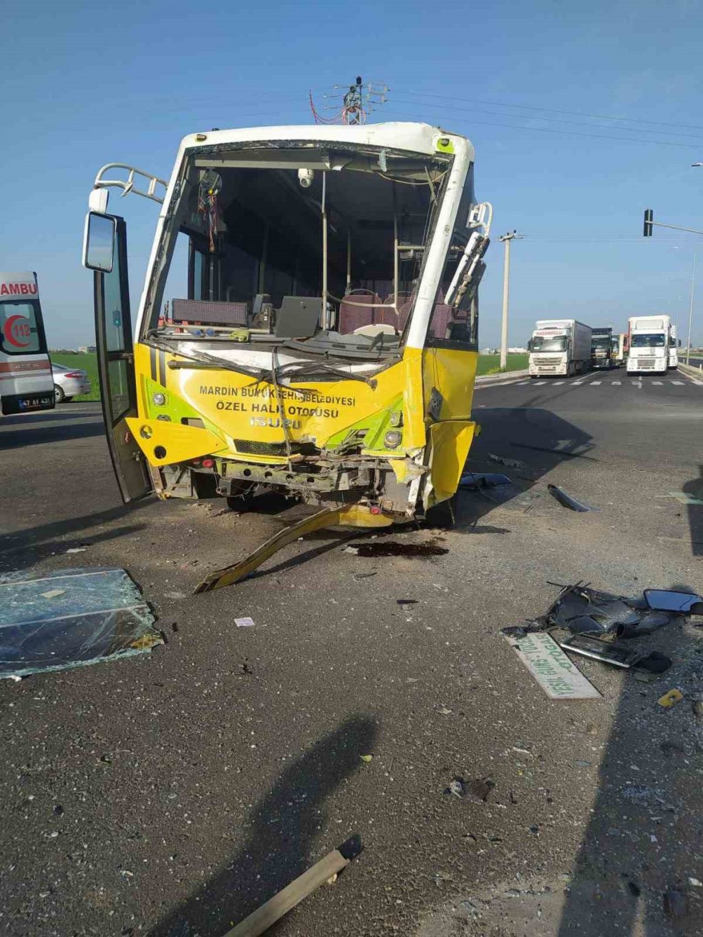 Mardin'de feci kaza: Tır halk otobüsüne çarptı 12 yaralı