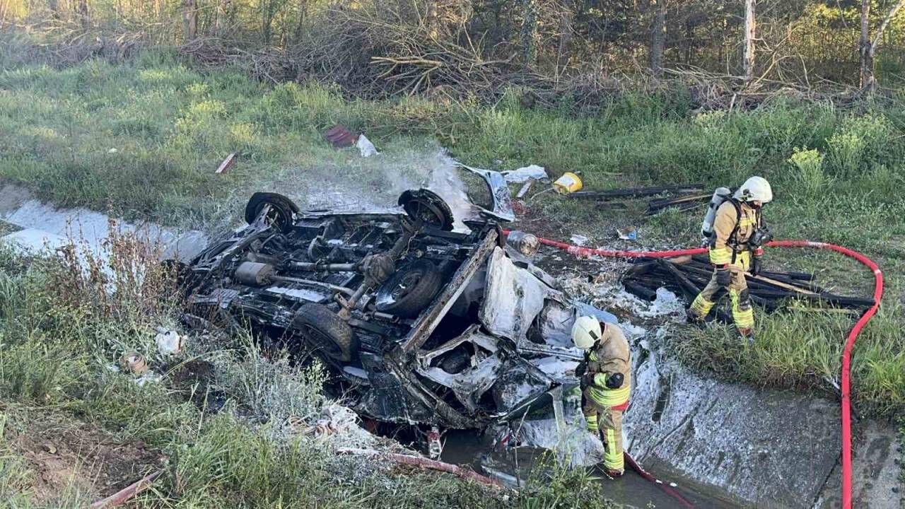 Kanala uçan minibüs alev alev yandı: 2 yaralı