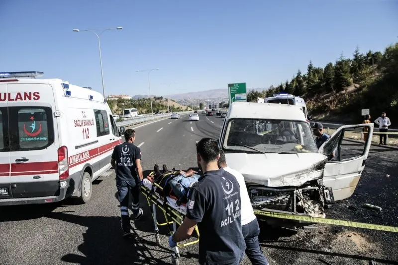 Antalya'da feci kaza: Otel servis aracı devrildi 29 yaralı!