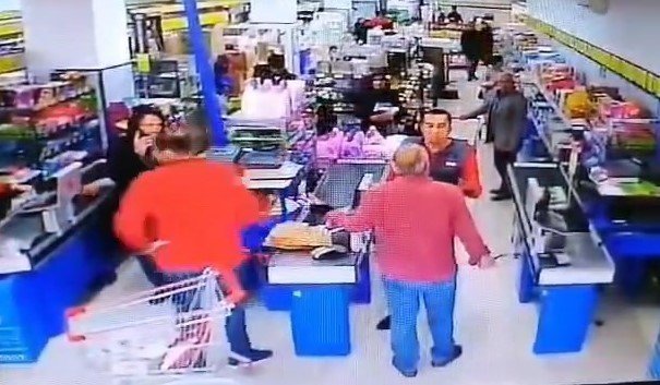Tartışma bıçaklı saldırıya dönüştü: Çorabındaki bıçakla market çalışanına saldırdı