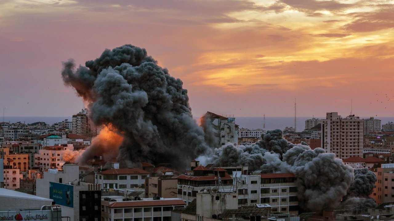 Katil İsrail'in Gazze'ye saldırılarında Hamas lideri Heniyye'nin 3 oğlu ve 2 torunu şehit oldu