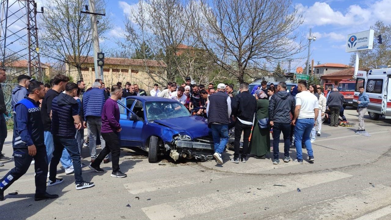 Isparta'da iki otomobil ile motosiklet çarpıştı: 10 yaralı