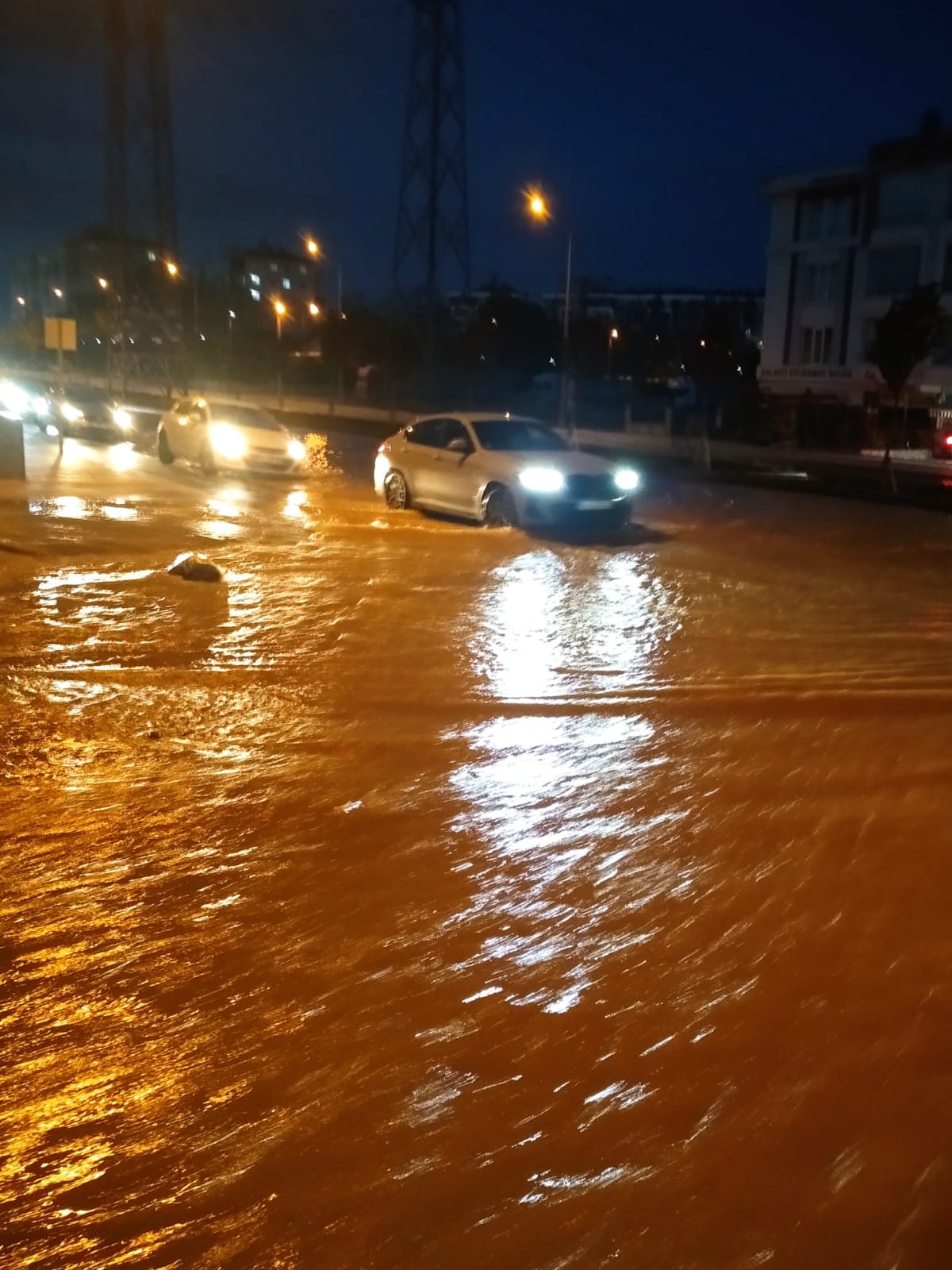 Konya'da su borusu patladı! Yol trafiğe kapandı