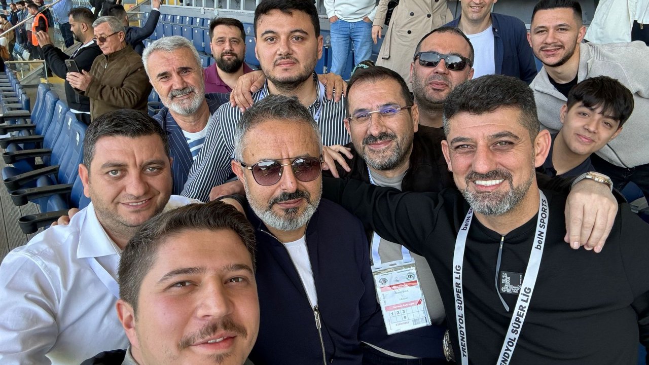 Konyaspor Başkanı Ömer Korkmaz'dan galibiyet pozu