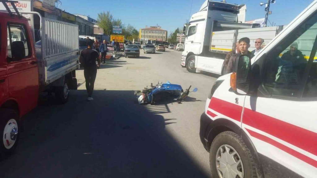 Konya'da motosiklet ile tır çarpıştı: 1 yaralı